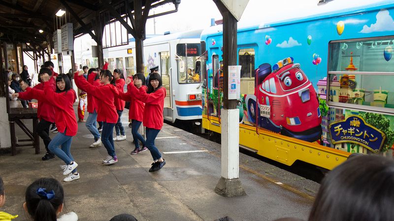 ｢車で乗りに来る｣観光列車が赤字鉄道を救った 廃線論を一掃､人気キャラで｢親子｣客を狙う | ローカル線･公共交通 | 東洋経済オンライン