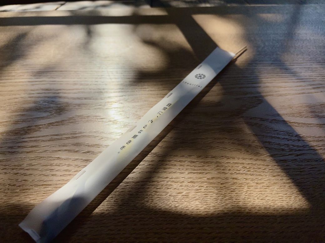 良太さん、今日子さんの次男がデザインしたパッケージ。幼い頃から両親の背中を見てきて、デザイナーの中庭氏と同じ学校でデザインを学んだ（写真：筆者撮影）