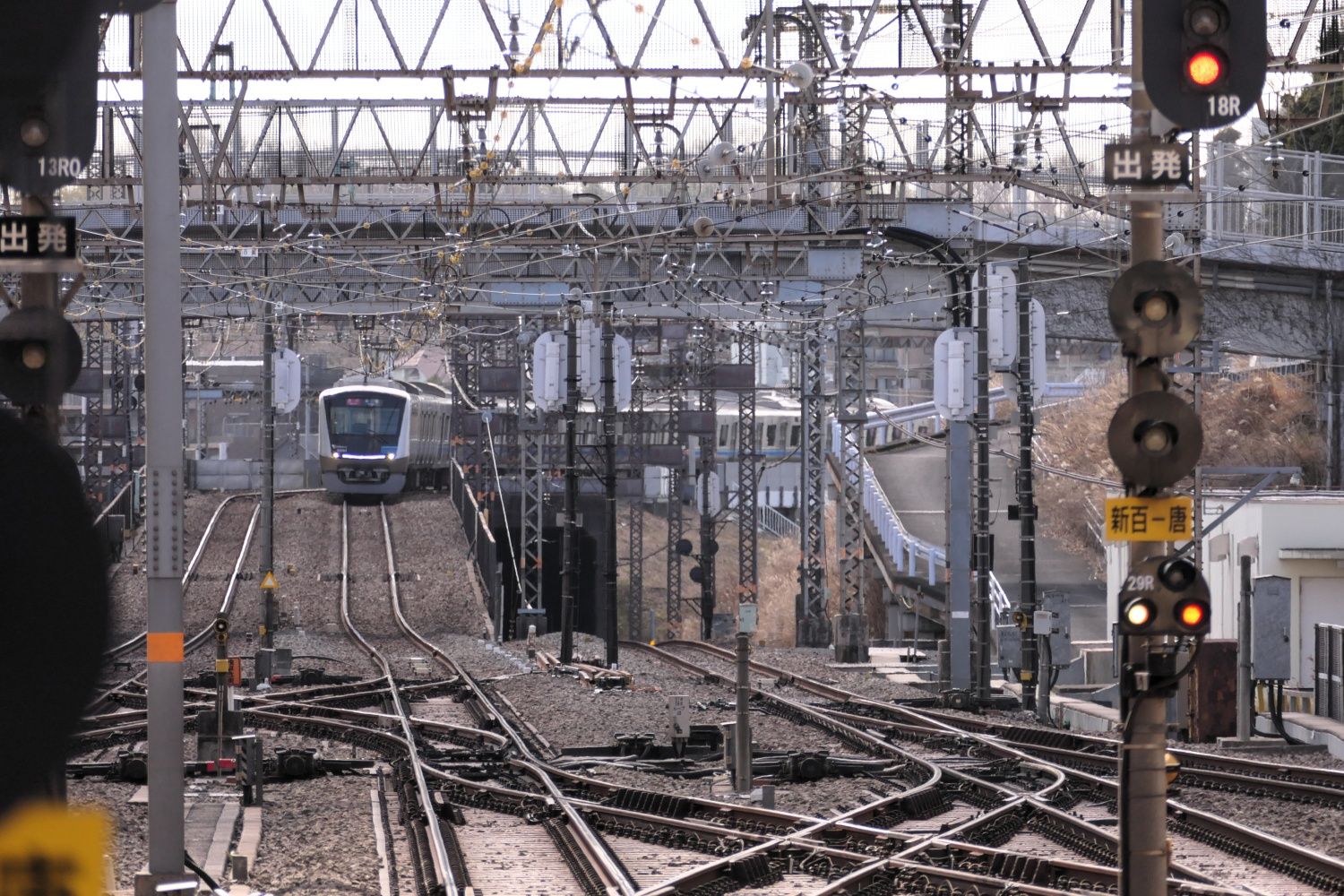 多摩線から新百合ヶ丘駅に入線する急行新宿行き（記者撮影）