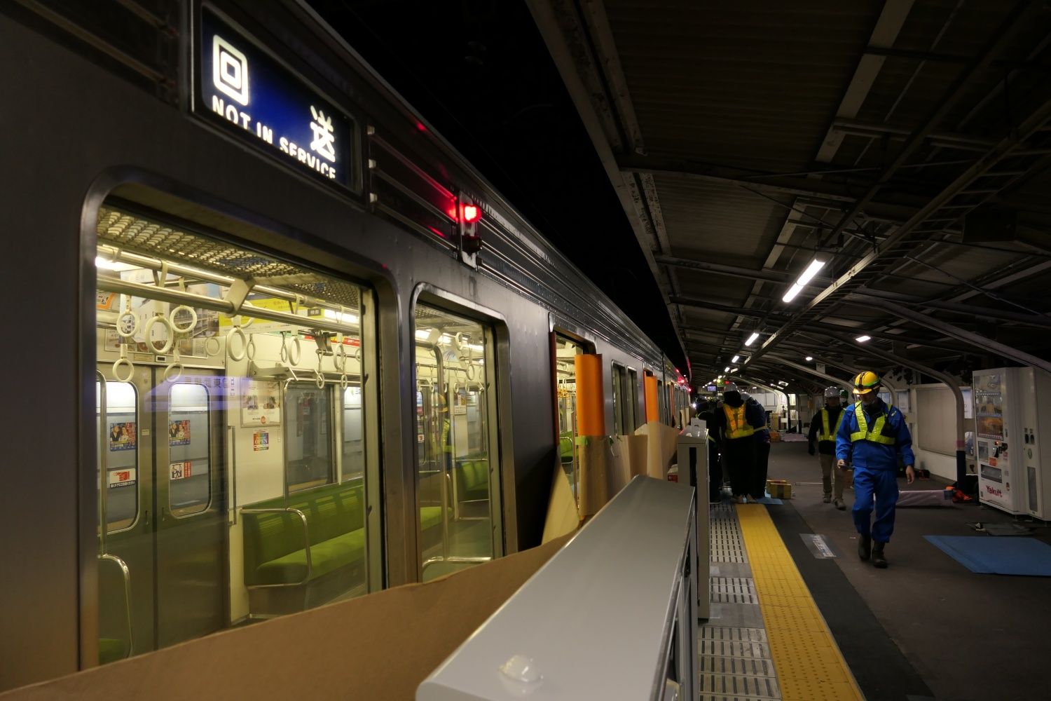 据え付け作業が進んだホーム（記者撮影）