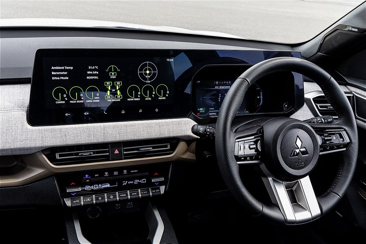三菱の新型SUV「エクスフォースHEV」（筆者撮影）