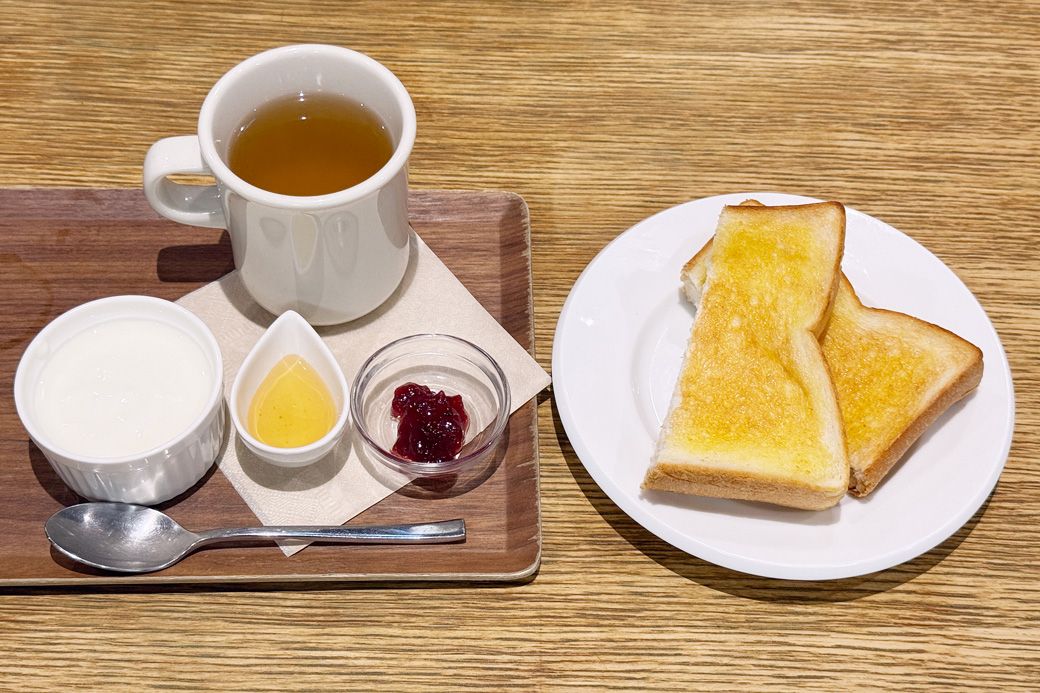 カフェカルディーノの厚切りトーストセット650円。ドリンクはyogiティーをセレクト（筆者撮影）