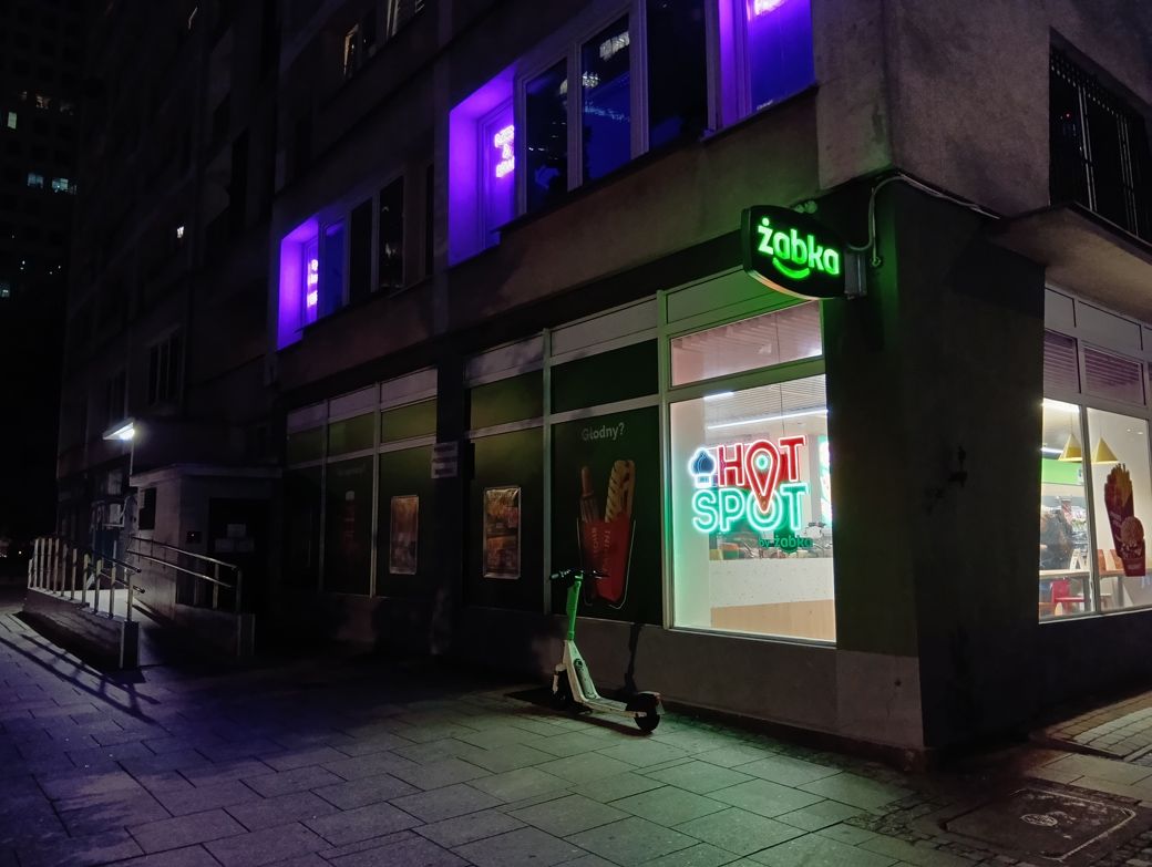 コンビニの前に置いてあった電動キックボード（筆者撮影）