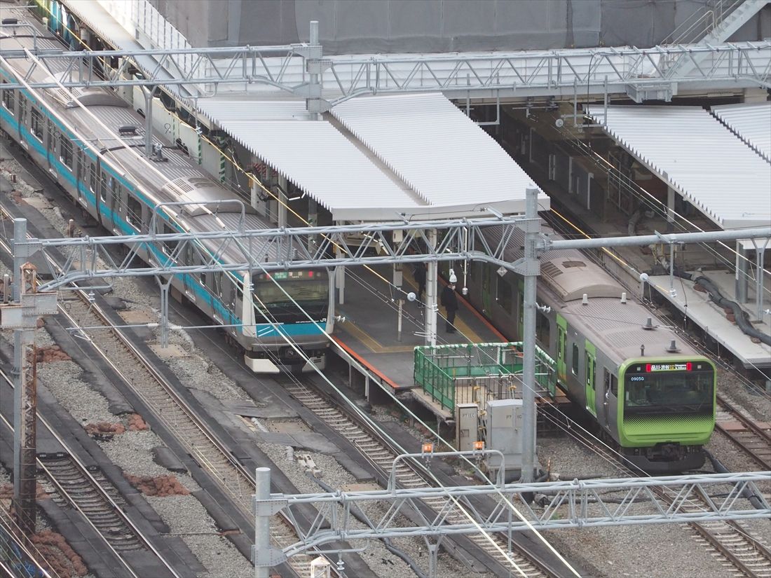 田町駅に発着する山手線と京浜東北線の電車（記者撮影）