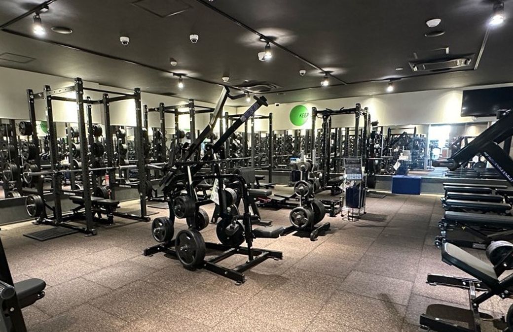 「FiT24」フリーウェイトエリアの様子。かなり本格的だ（写真：AOKI-HD）