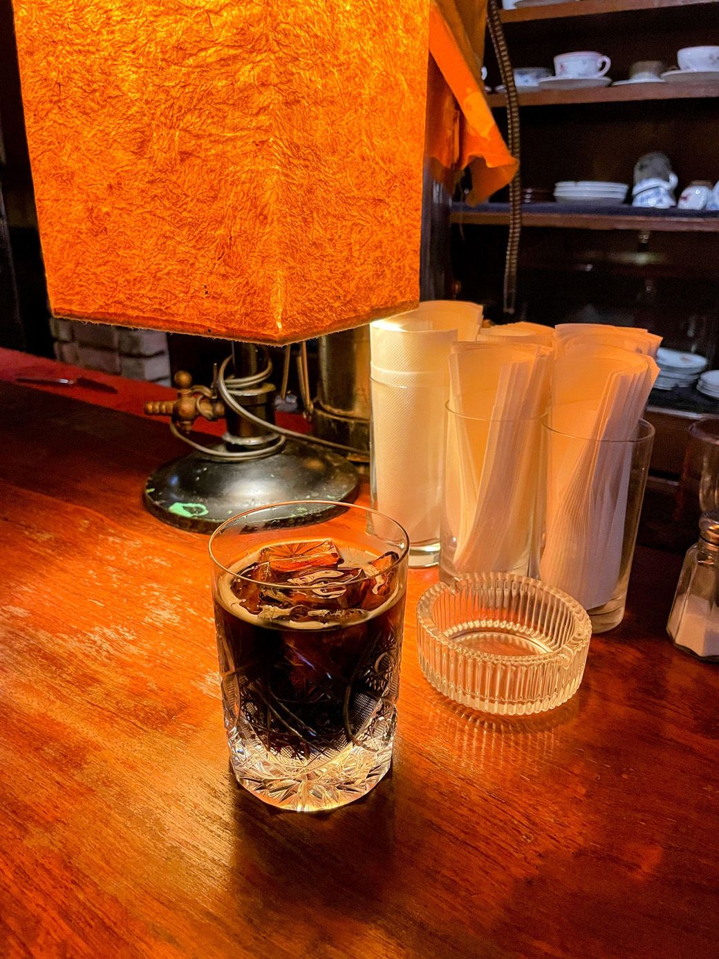  「ダッチ珈琲」のアイス（700円）。40年の歴史がある老舗。氷はアイスピックでひとつ1つ割り分ける（筆者撮影）