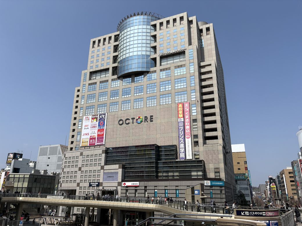 駅北口にそびえる「八王子オクトーレ」。かつては東急スクエアだった（写真：筆者撮影）