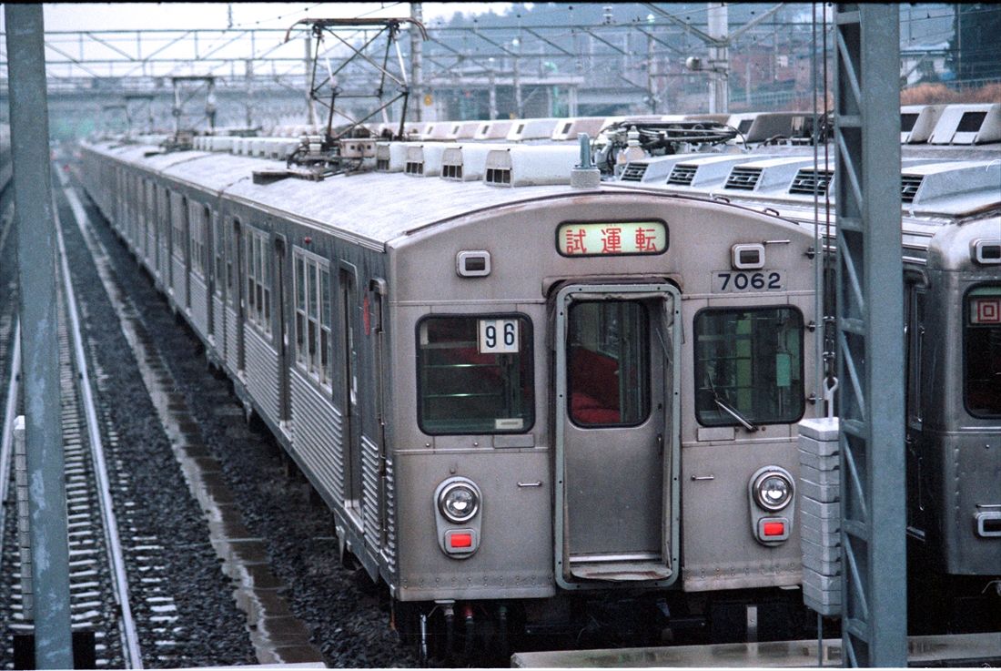 長津田検車区で休む東横線の7000系（撮影：橋爪智之）