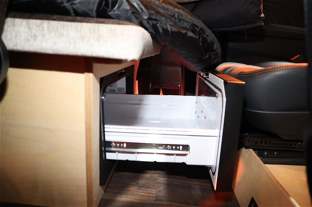 三菱の新型「デリカD:5」をベースにしたキャンピングカー「デリカD:5アクティブキャンパー ロゴス・エディション」（写真：筆者撮影）