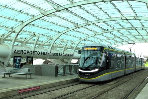 ポルトのメトロE線は空港へ乗り入れ。車両は中国製（筆者撮影）