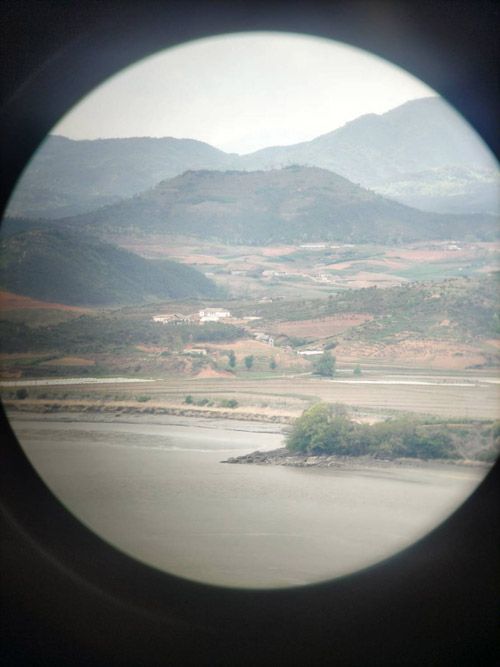 双眼鏡から見えた北朝鮮の景色（著者撮影）