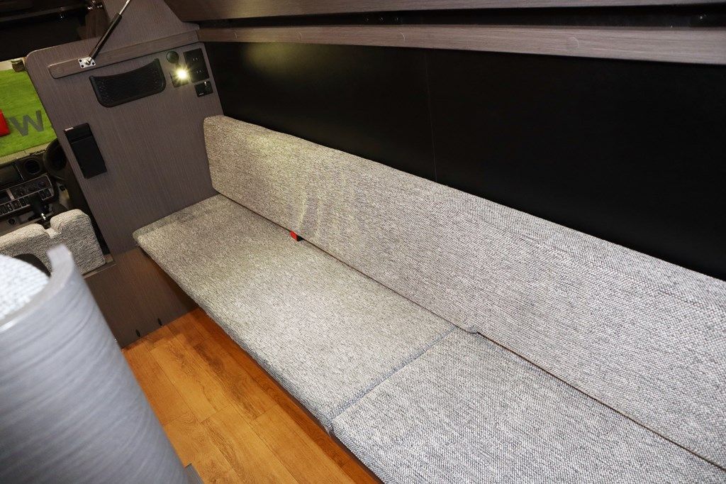 ダイレクトカーズの新作キャンピングカー「DN-75」（写真：筆者撮影）