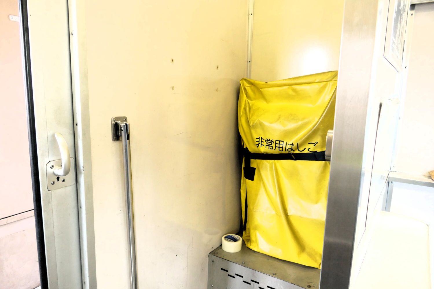 非常用はしごも置かれている（記者撮影）