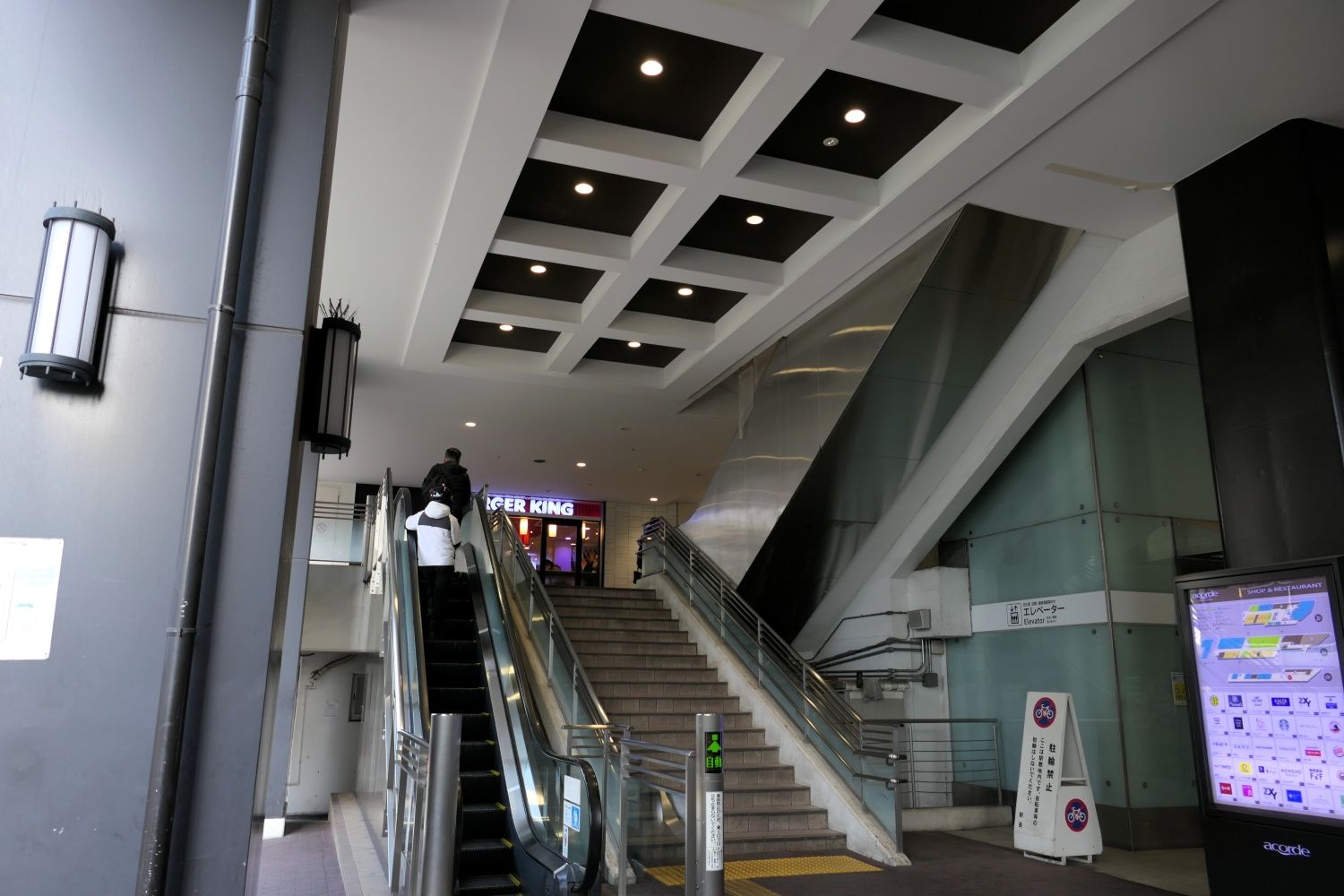 駅北側の出入り口（記者撮影）