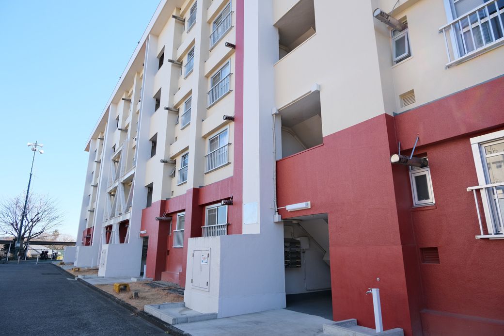 階段室の両脇に部屋が振り分けられているタイプ（写真：筆者撮影）