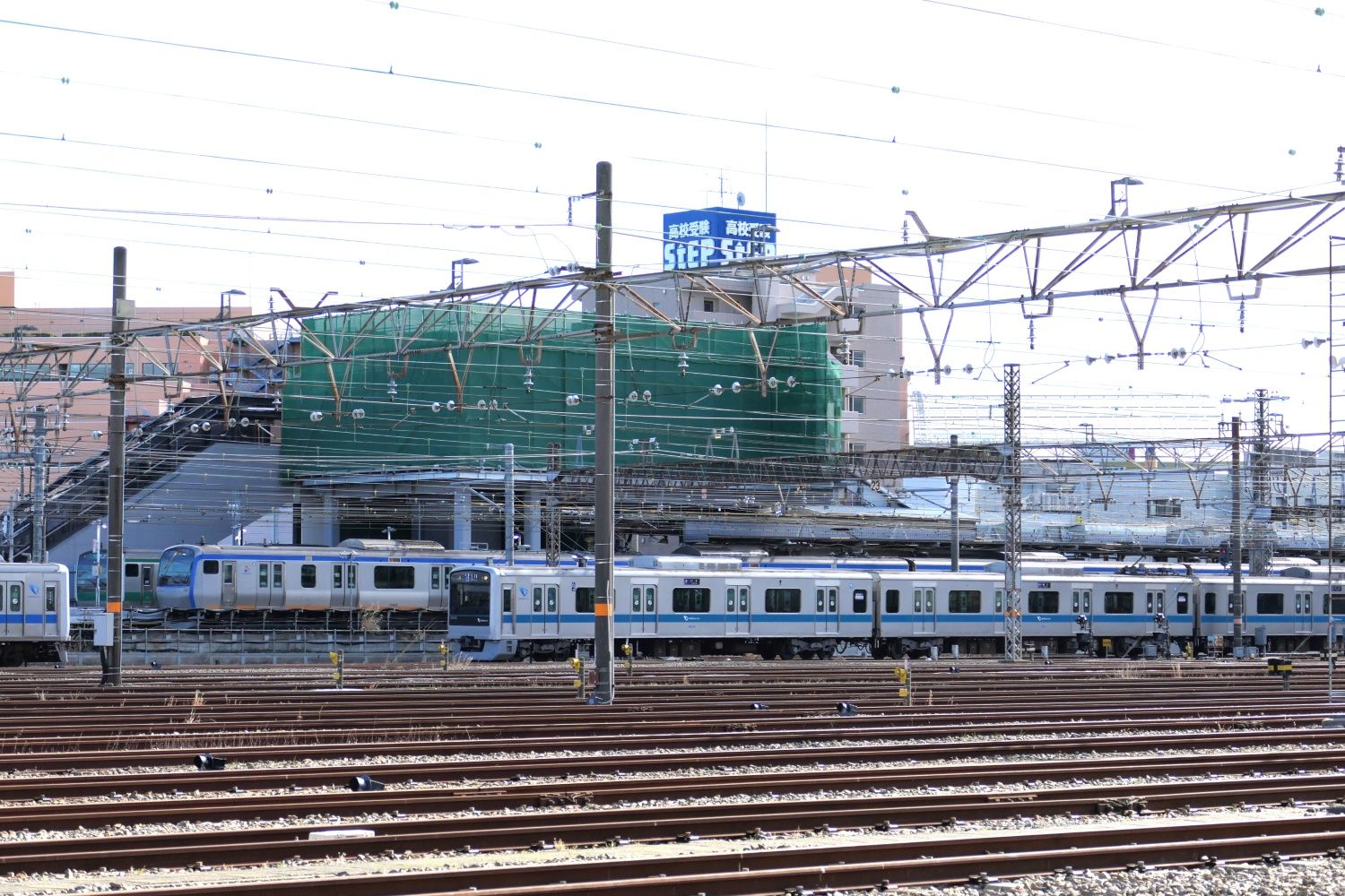 奥に見える相鉄の海老名駅は改良工事中（記者撮影）