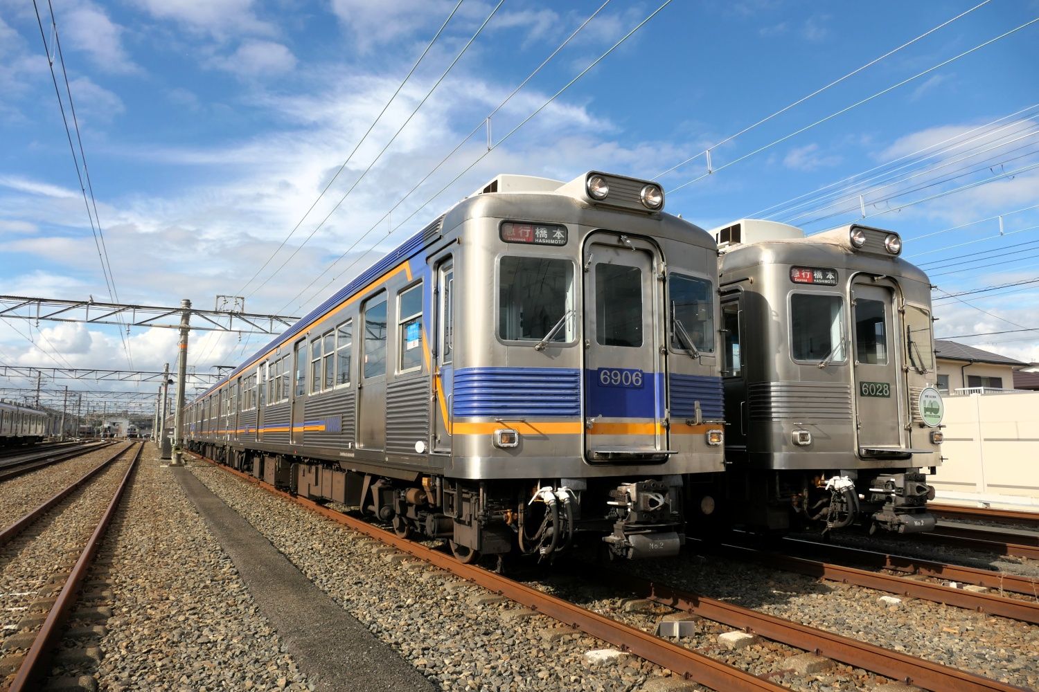 太陽の光を反射して輝く銀色の車体（記者撮影）