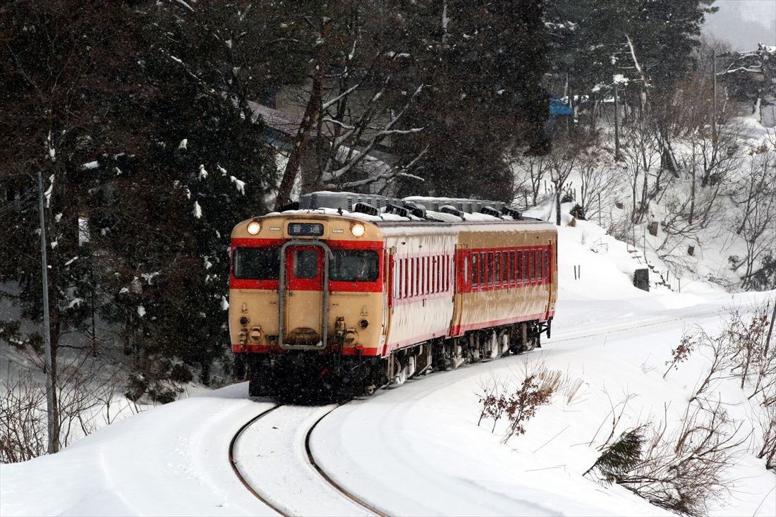 能登三井―能登市ノ瀬間の勾配区間を走る気動車（撮影：南正時）