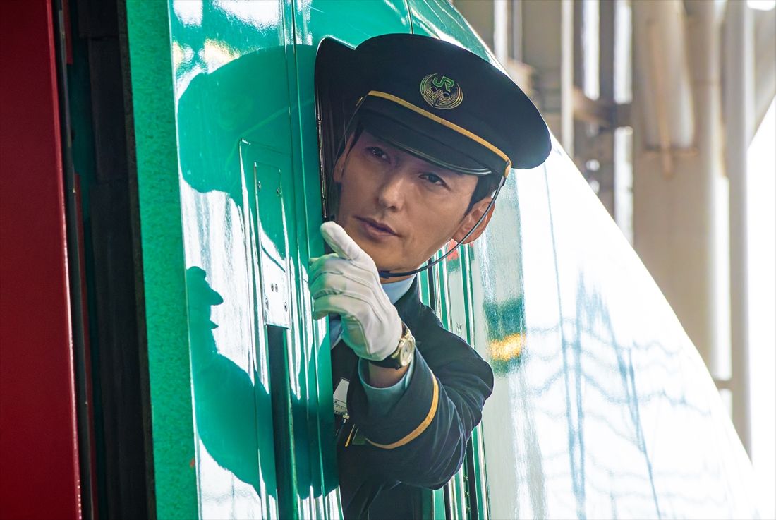 草彅剛さんは車掌役を演じた（写真：Netflix映画『新幹線大爆破』）