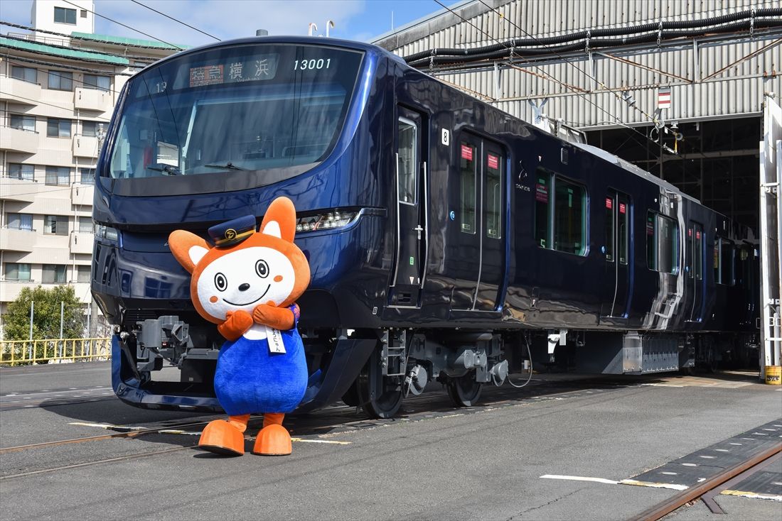 相鉄のキャラクター「そうにゃん」と13000系（撮影：大澤誠）