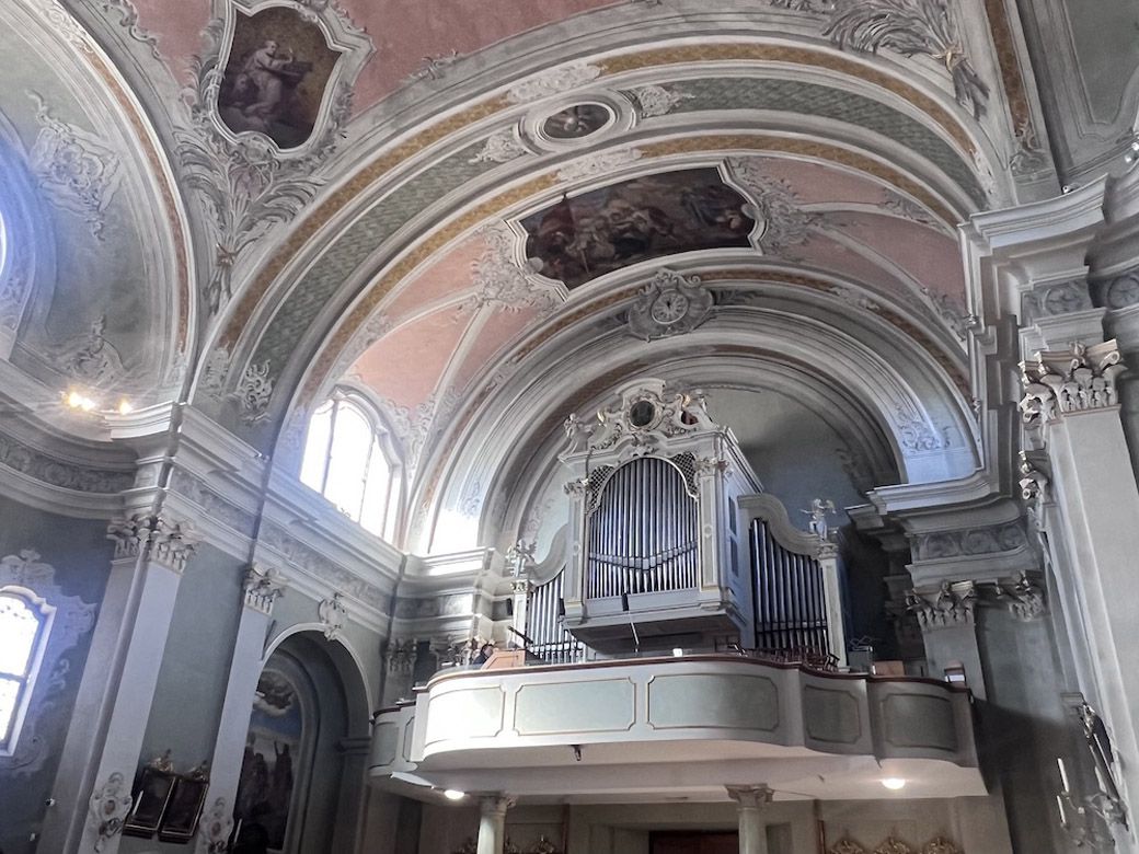 教会にあるパイプオルガンは3078本ものパイプを有し、ミサやチャペルコンサートでその荘厳な音色と響きを体験できます。コンサートは不定期開催、ミサは通常、平日の夕方、土曜夜、日曜・祝日の午前中に開催。変更もあるので、正面扉にある教会の掲示板を要確認（写真：筆者撮影）