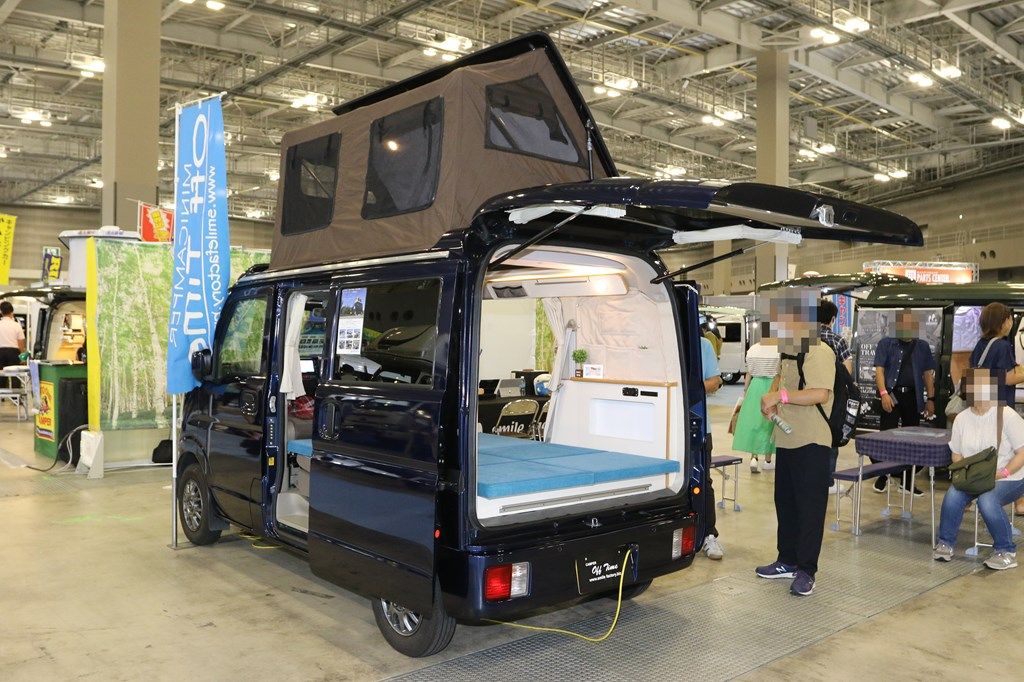 東京キャンピングカーショー2022に出展されていたスマイルファクトリーの「オフタイムトラベラー2ポップアップルーフ」（筆者撮影）
