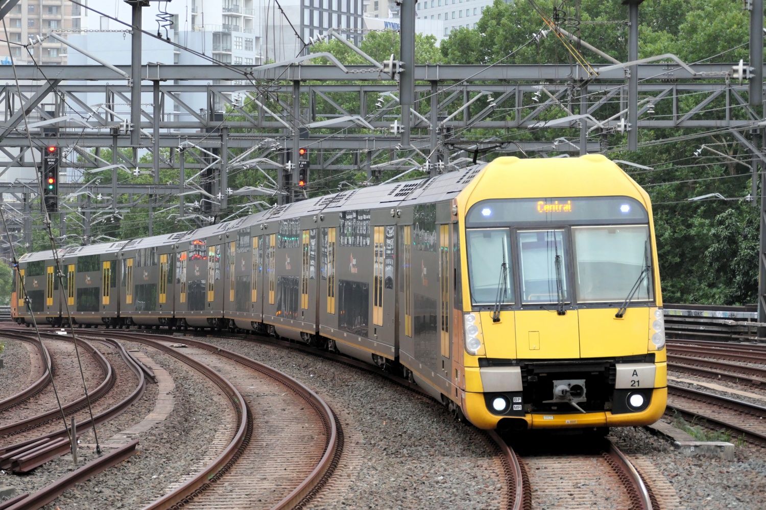 シドニートレインズの2階建て近郊列車。モーターや制御装置は日本製(筆者撮影)