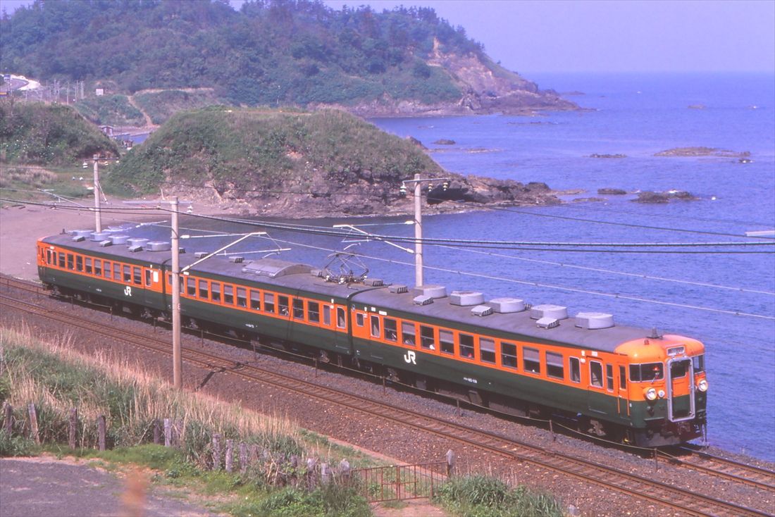 JR化後も数は少ないながら電車急行の運用は残った。信越本線の青海川付近を走る165系の急行「赤倉」（撮影：南正時）