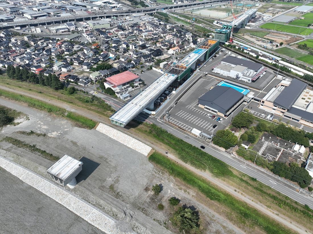 「釜無川橋梁ほか新設工事」の工事現場をドローンで空中から撮影（写真：JR東海）