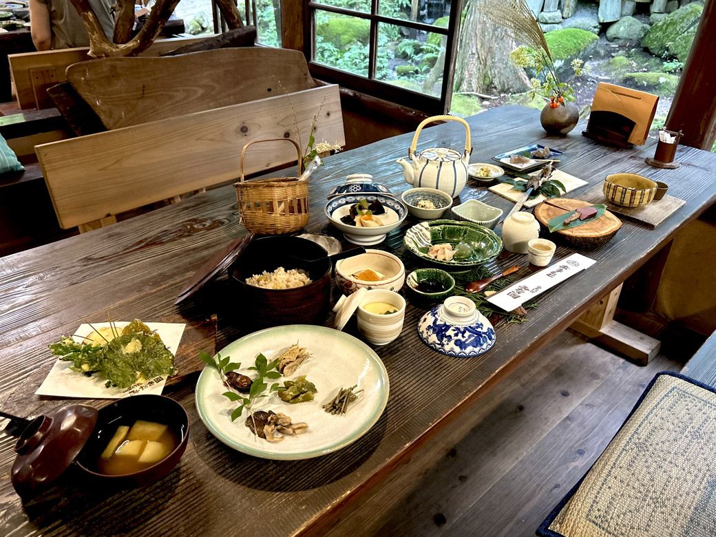 窓からは里山の美しい緑が見える（筆者撮影）