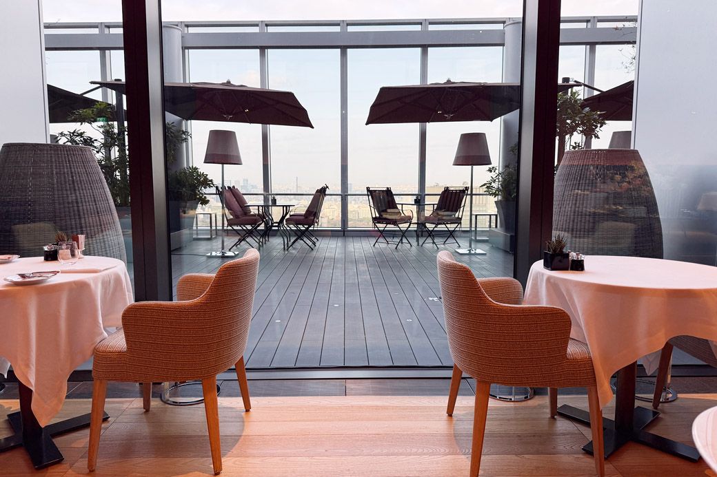 大きく開いた窓からは、朝日が差し込み、40階のため東京の景色が一望できる（写真：筆者撮影）