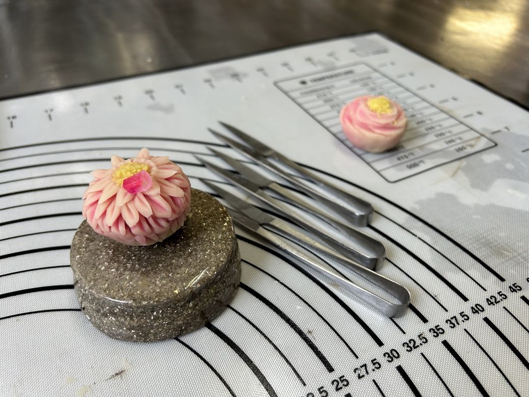 完成した練り切りと、愛用する和菓子用のハサミ（筆者撮影）