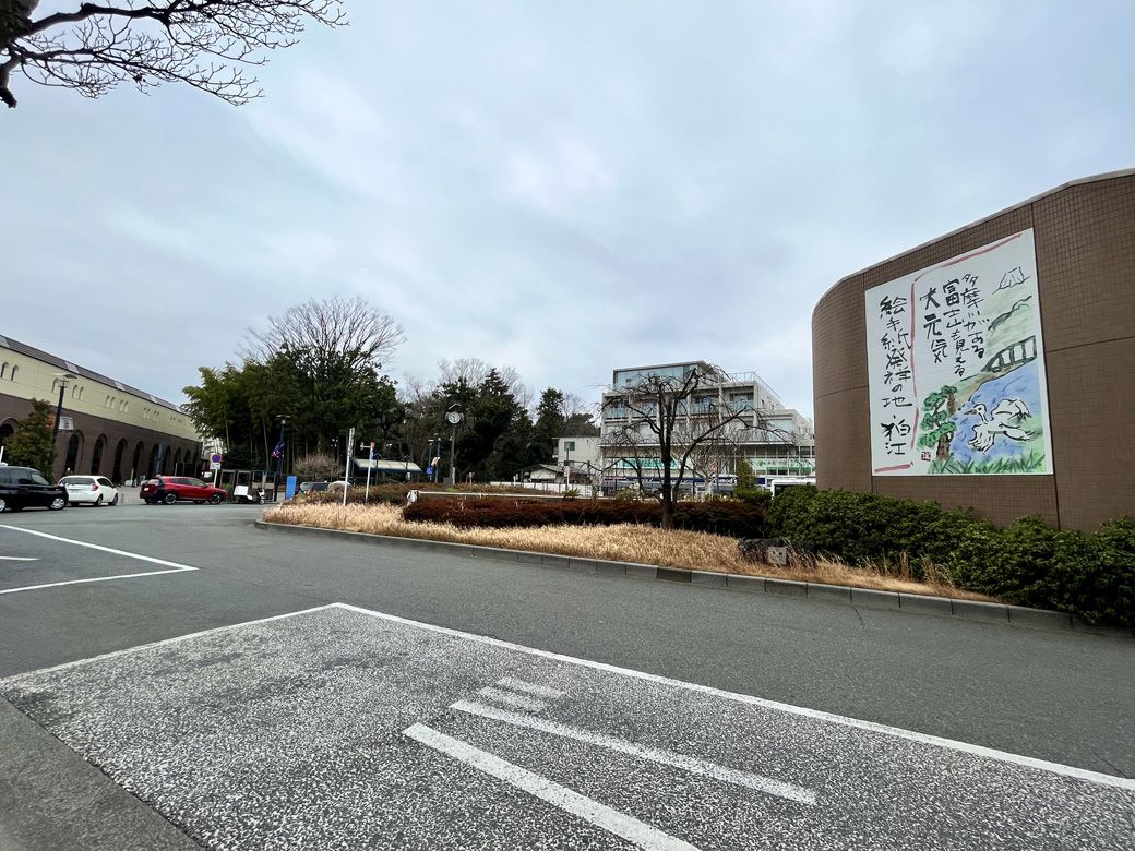 狛江駅周辺は「絵手紙発祥の地」として知られ、北口のロータリーに巨大絵手紙が設置されている（筆者撮影）