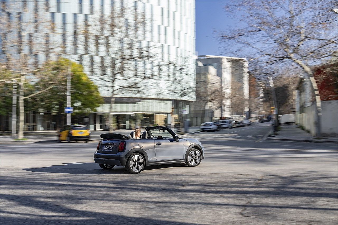 MINI（ミニ）の新型「ミニ・クーパー・コンバーチブルS」（写真：MINI）