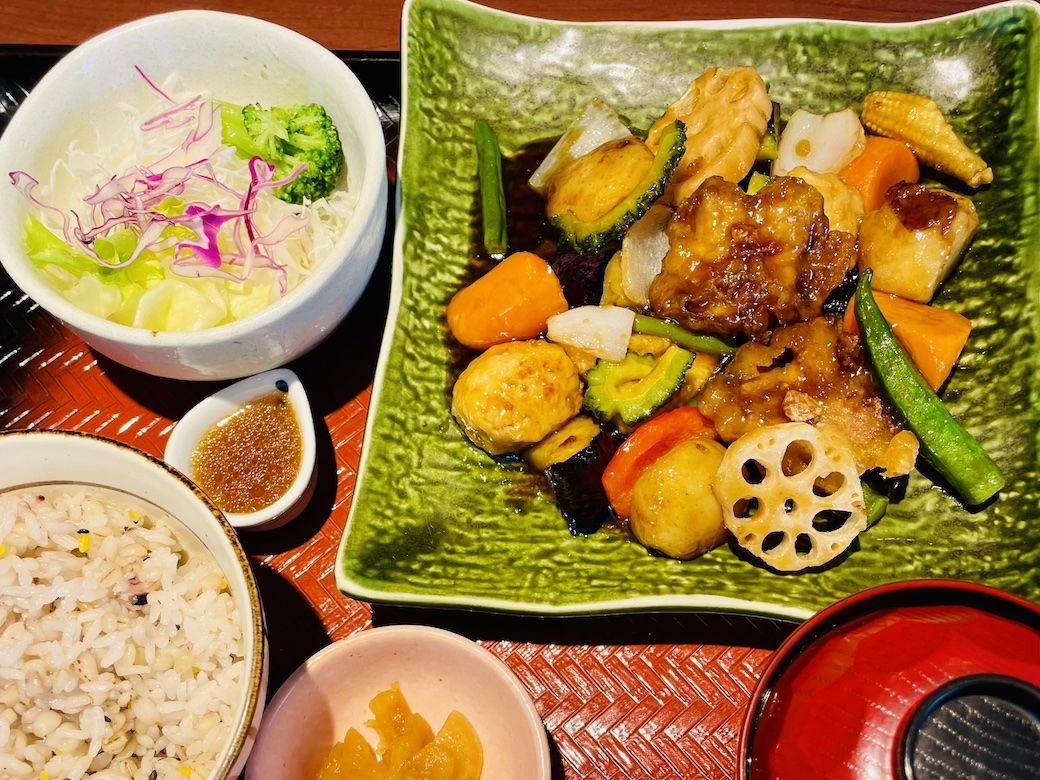 「季節の野菜と豚と鶏つくねの黒酢あん」のセット。夫は大戸屋に来るときはいつもこれを頼むらしい（筆者撮影）
