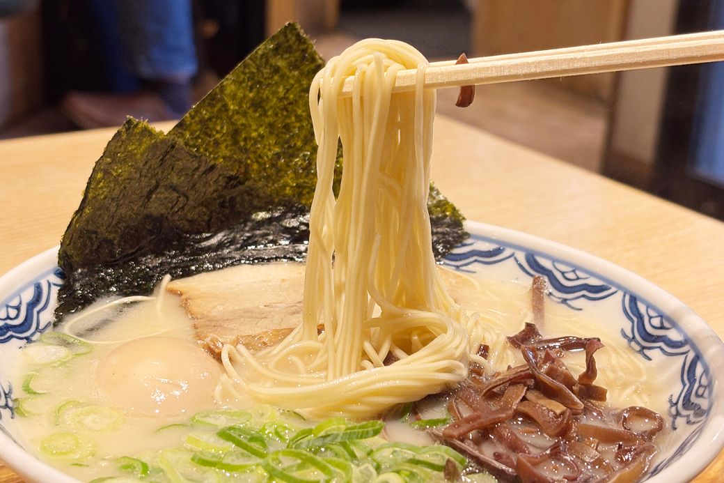 まろやかなスープと相性抜群の、ストレート細麺を使用（筆者撮影）