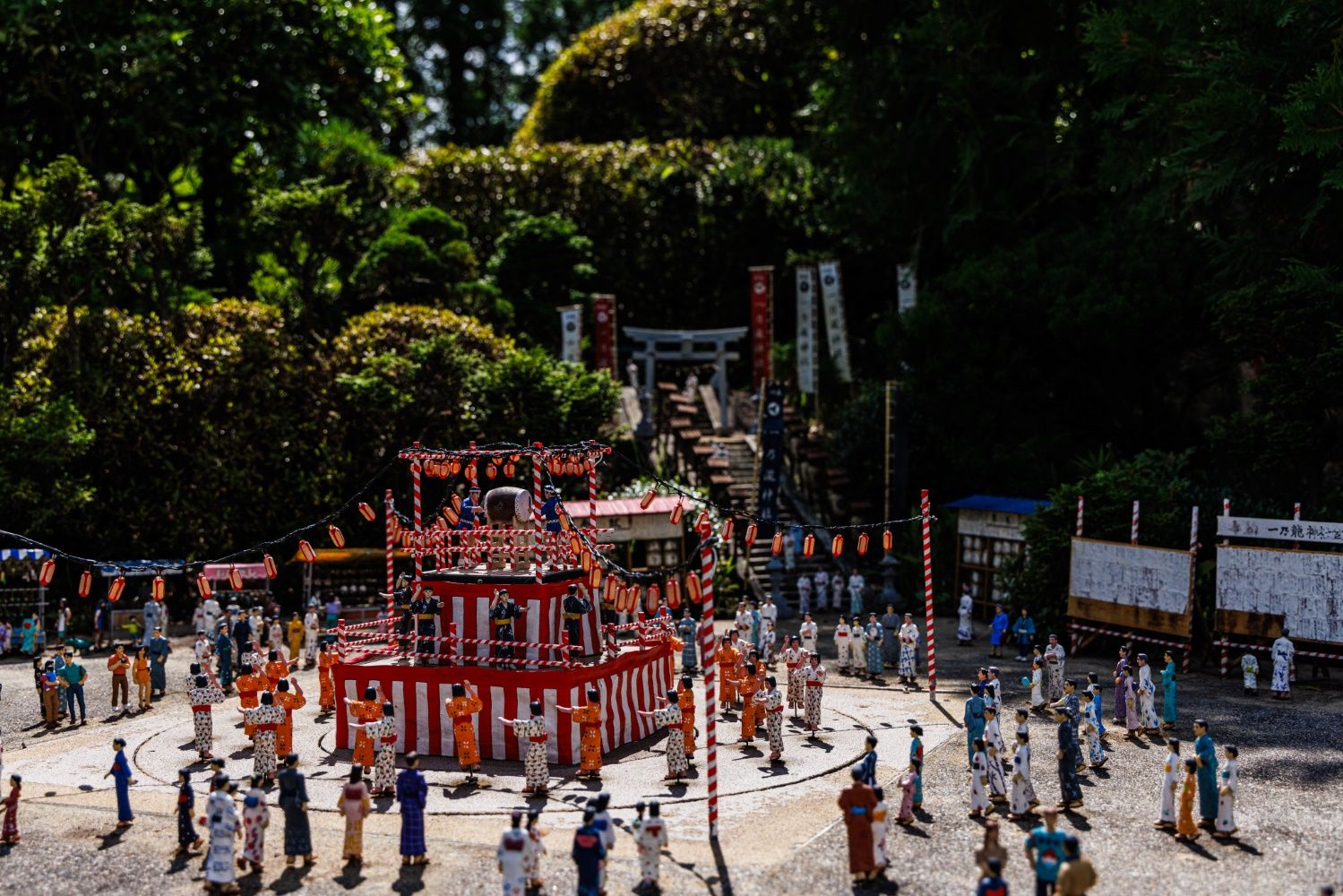 小さな町の盆踊り。楽しげな雰囲気が伝わってくる（撮影：鼠入昌史）