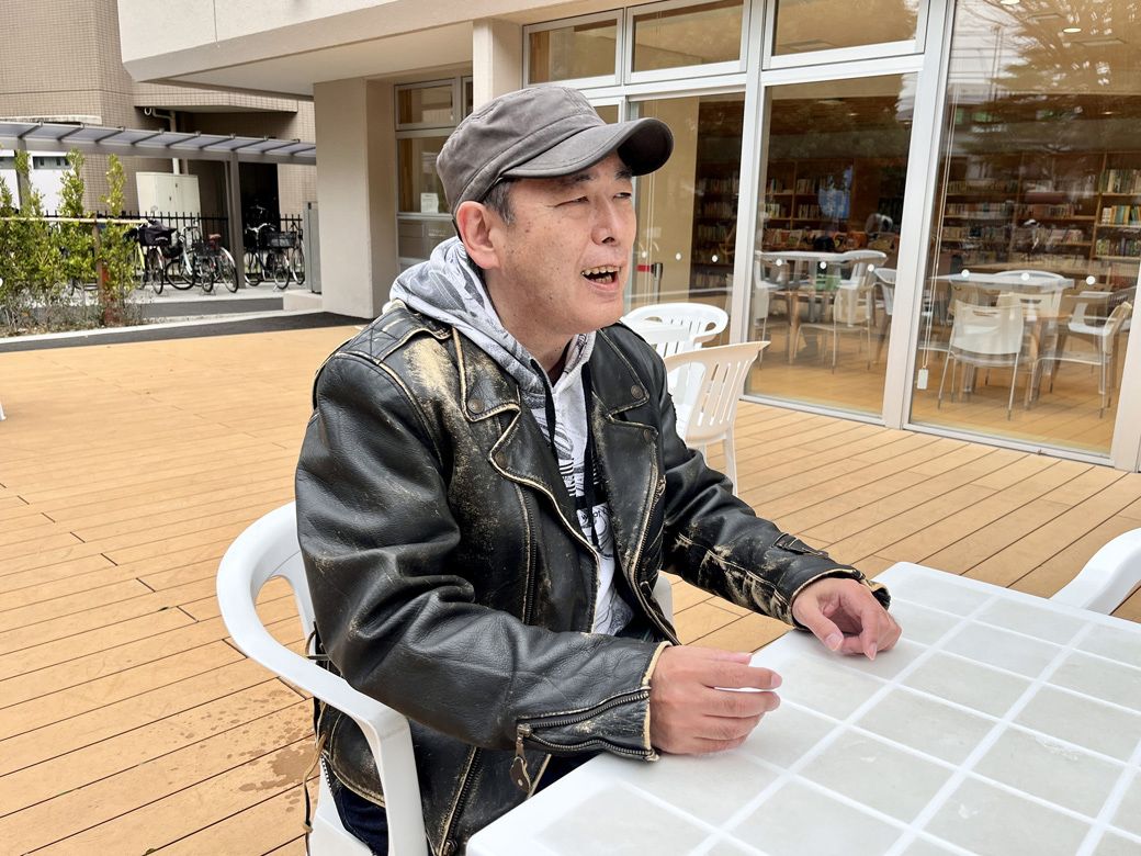 インタビューに応じるコマツヒロノリさん（筆者撮影）
