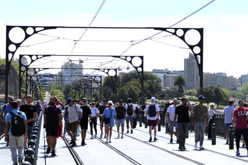 ドンルイス1世橋は終日観光客で混み合う（筆者撮影）