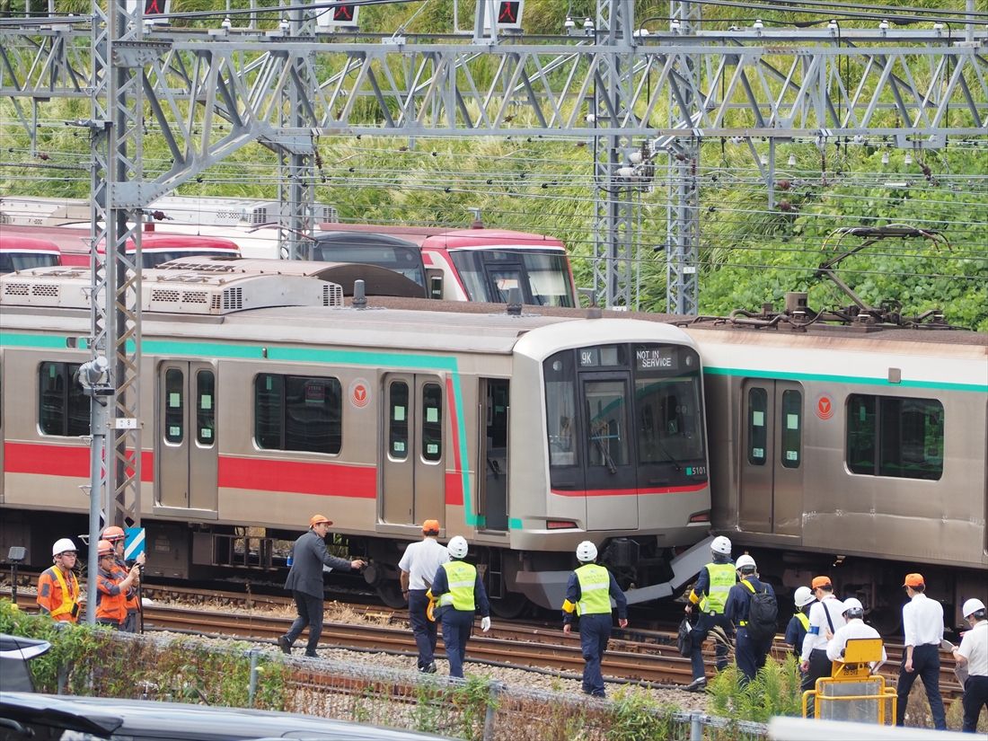 衝突・脱線した東急田園都市線の車両を調査する運輸安全委員会の調査官ら＝2025年10月6日（記者撮影）
