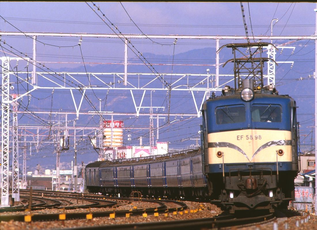 甲子園口付近を走るEF58形牽引の列車（撮影：南正時）