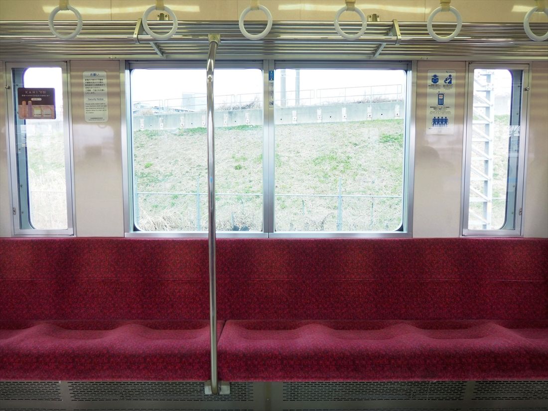 ドアの幅は広がったが、座席は一般的なドア幅の車両と同じ7人がけを維持した（記者撮影）