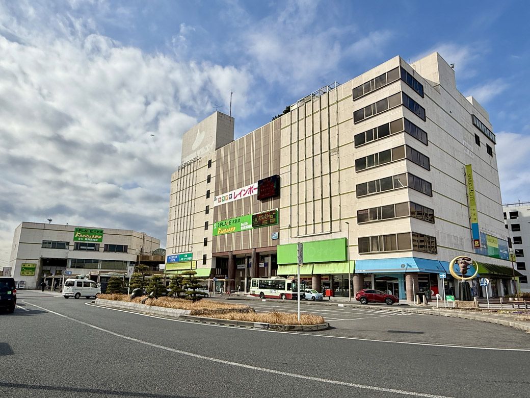 駅西口を出ると目に飛び込んでくる「スパークルシティ木更津」（筆者撮影）