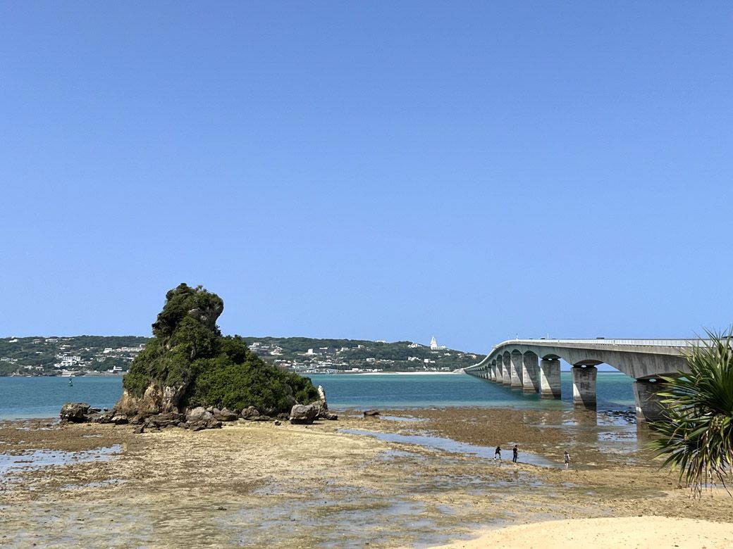 本部町を北に進むと、今帰仁村がある。写真は古宇利島に続く古宇利大橋とカエル島（編集部撮影）