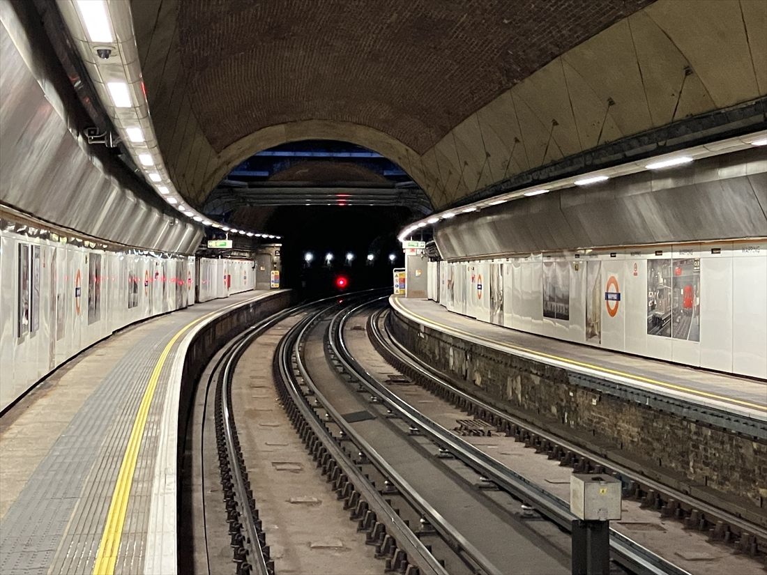 ワッピング駅のホーム。屋根が一部開いているのはSLの煙を排出するためのもの（筆者撮影）