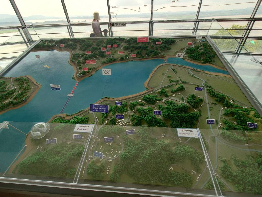 展望台にあった模型。韓国と北朝鮮の地理関係がよくわかる（著者撮影）
