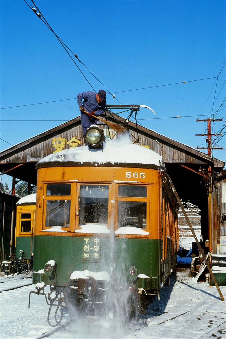 北恵那鉄道（1978年廃止）の電車。突然の大雪で屋根の雪下ろし（撮影：南正時）