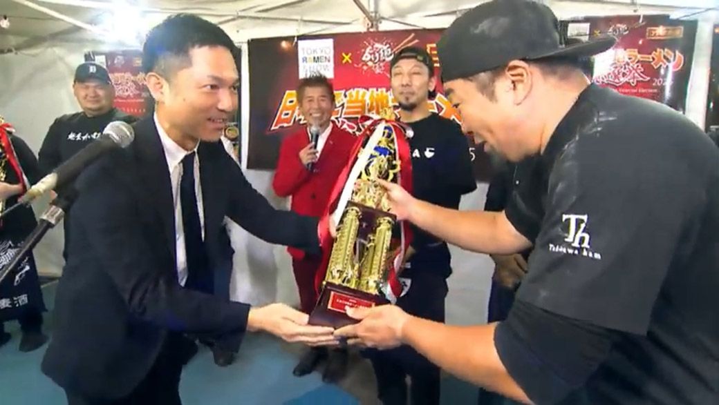 優勝トロフィーを授与される佐藤さん。3度目の挑戦とあって、喜びもひとしおだろう（写真：筆者撮影）