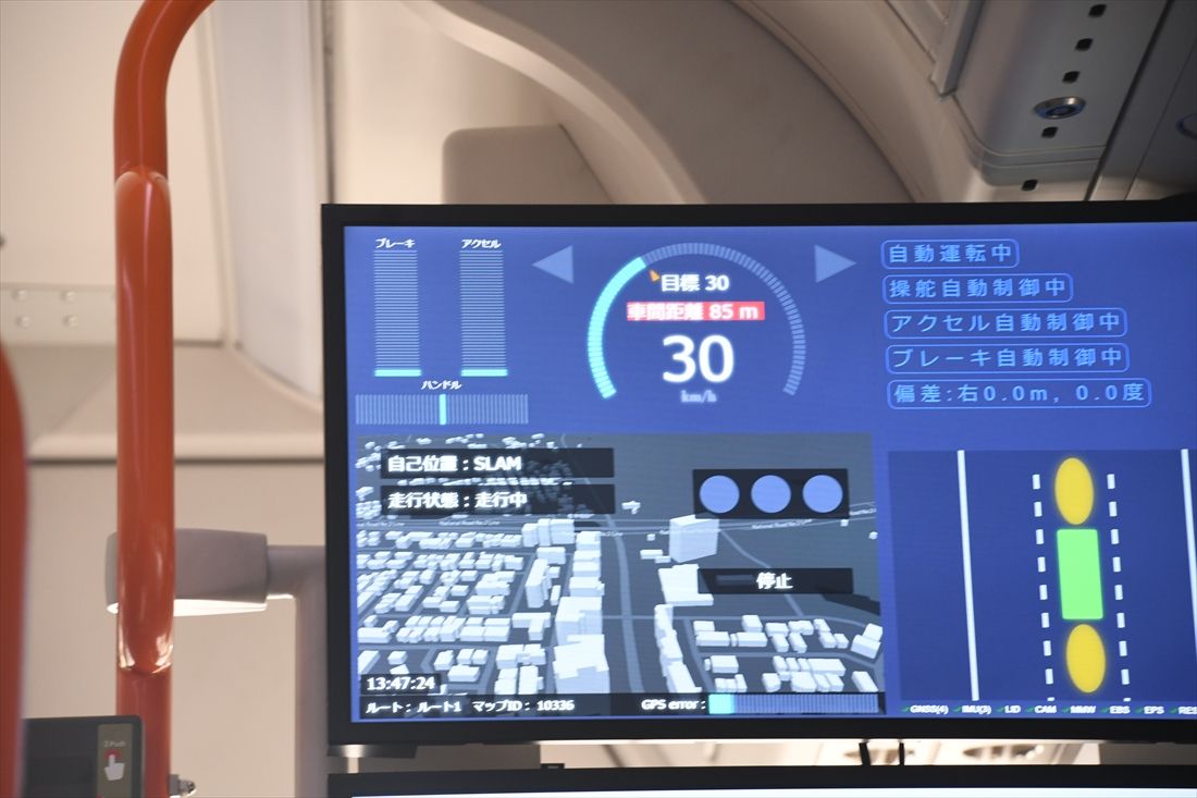 カメラで周辺環境を認識して自車の位置を推定する「SLAM」を使用して自動運転中。車内モニターにも表示される（記者撮影）