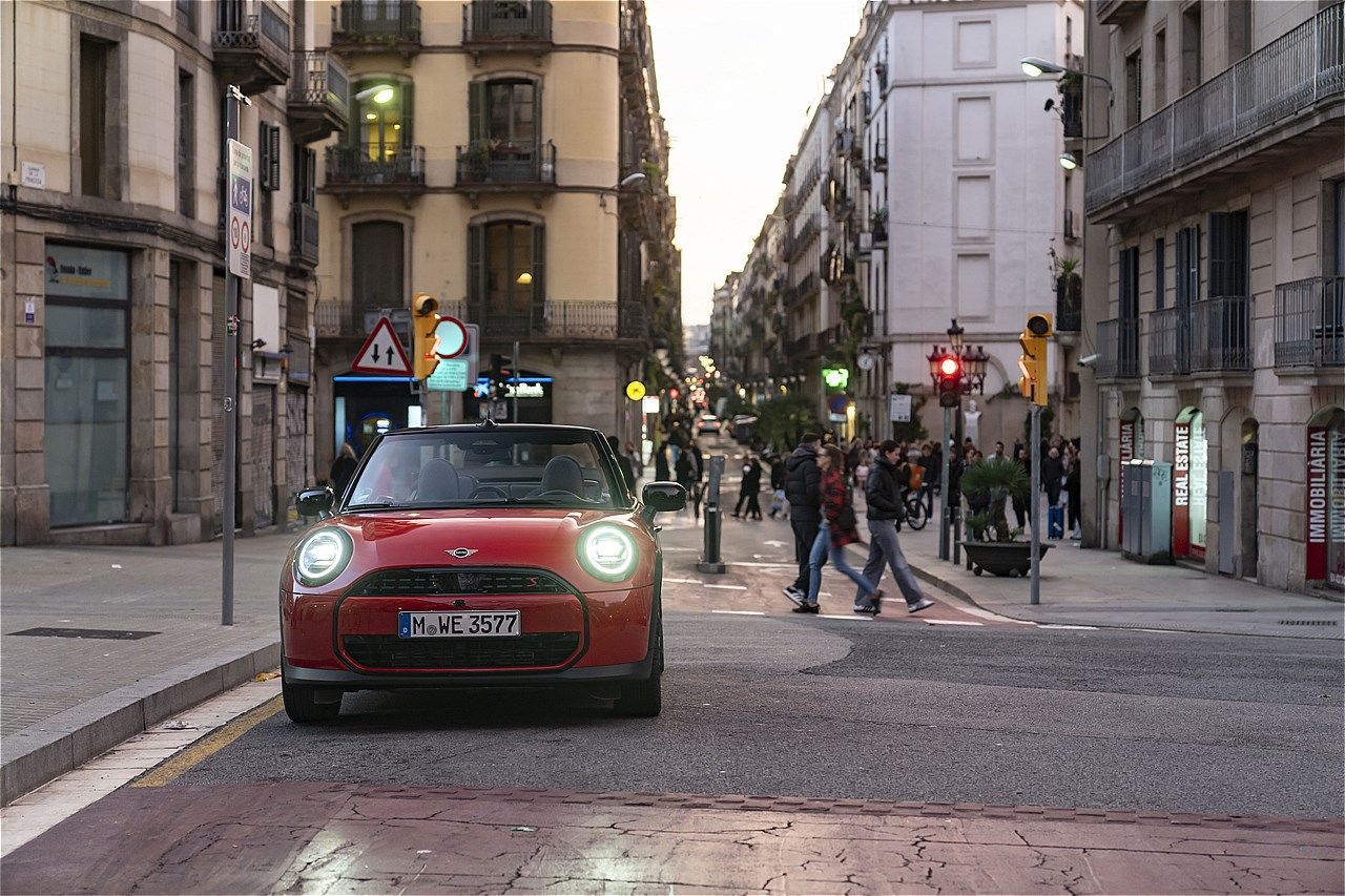 MINI（ミニ）の新型「ミニ・クーパー・コンバーチブルS」（写真：MINI）